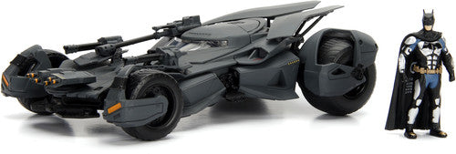 17 Justice League 1:24 Batmobile W/ Batman - 17 Justice League 1:24 Batmobile W/ Batman - Collectibles