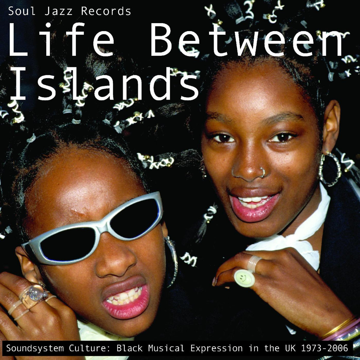 Soul Jazz Records presenta Life Between Islands - Soundsystem Culture: Expresión musical negra en el Reino Unido 1973-2006 [CD de música]