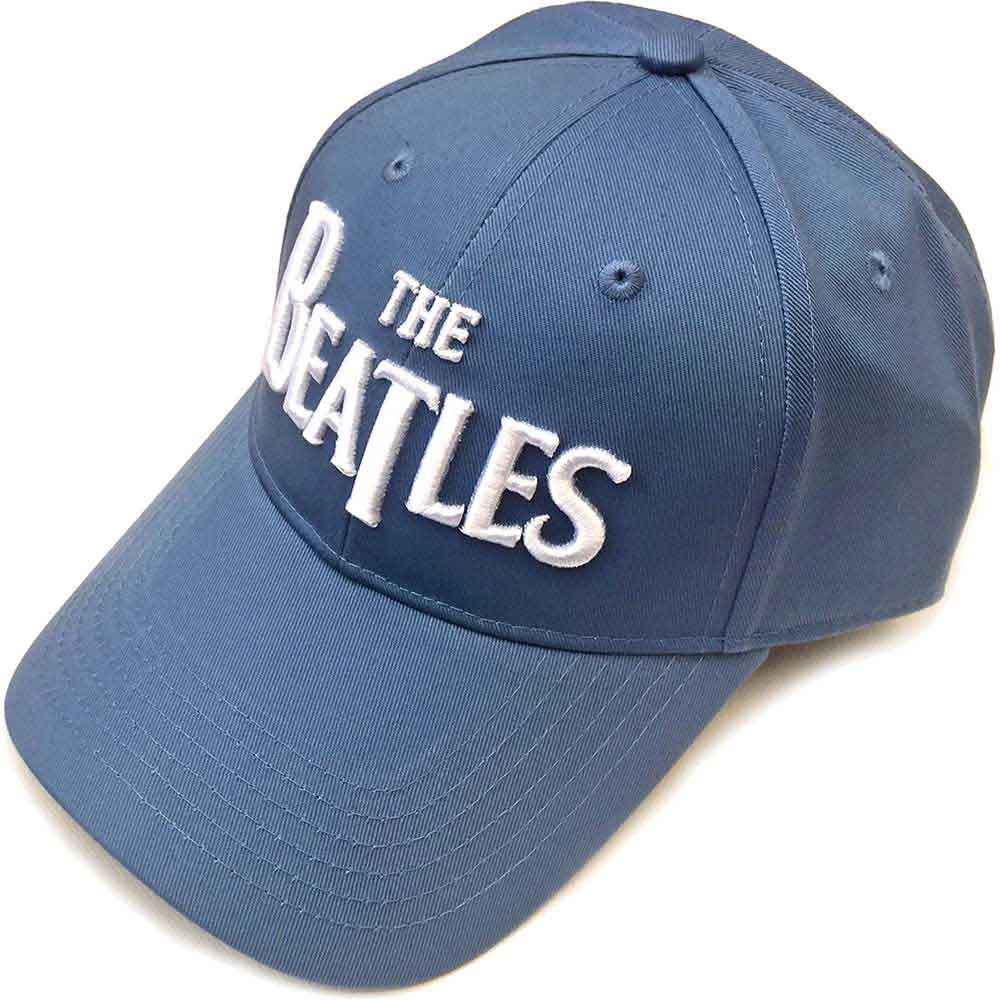 Gorra con el logo de The Beatles en la camiseta blanca