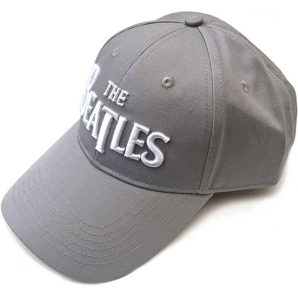 Gorra con el logo de The Beatles en la camiseta blanca