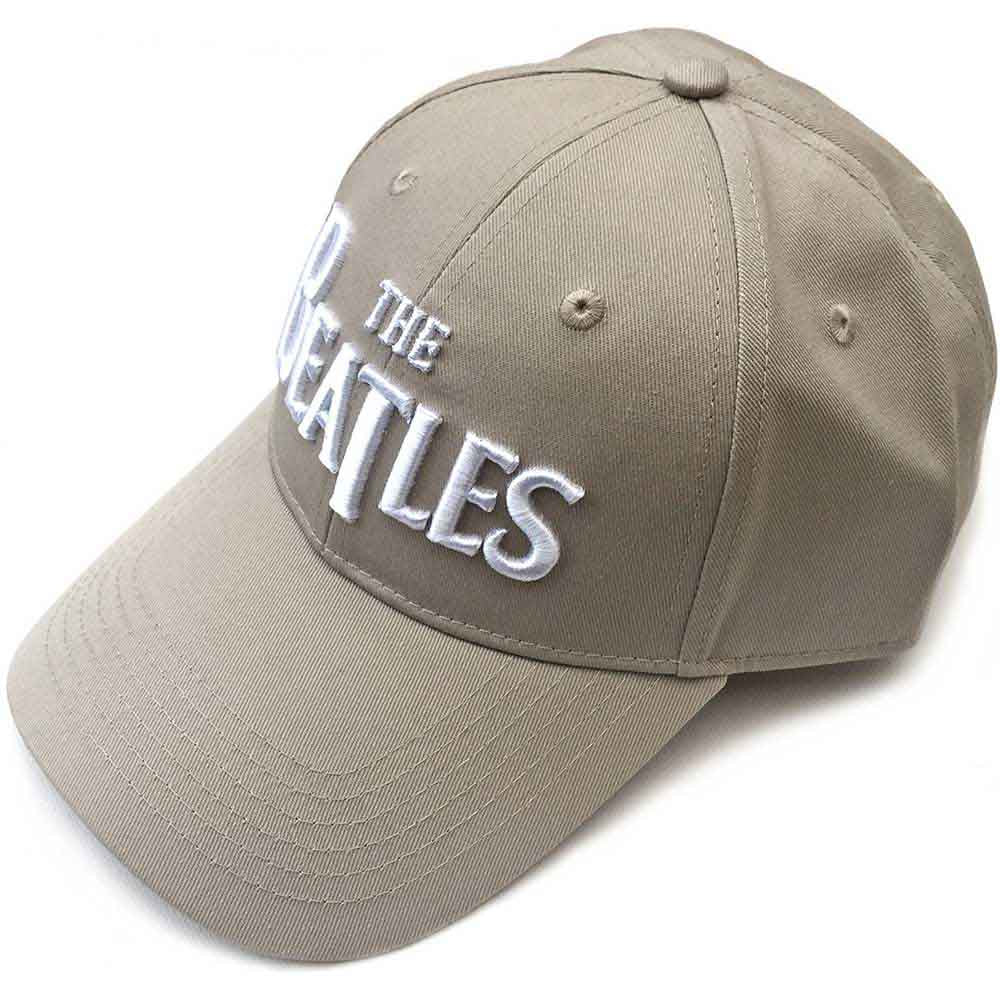 Gorra con el logo de The Beatles en la camiseta blanca